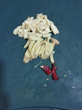 蒜瓣拍碎，生姜切成丝，干辣椒切成段备用！