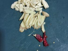 蒜瓣拍碎，生姜切成丝，干辣椒切成段备用！