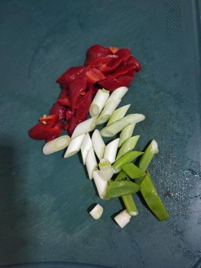 红辣椒切成小块，大葱切成段备用！