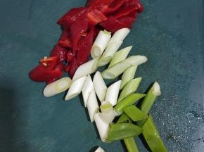 红辣椒切成小块，大葱切成段备用！