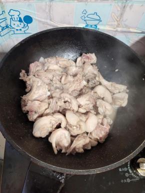 空锅下鸭肉，中小火煸炒，炒干水分盛出备用！