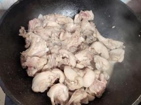 空锅下鸭肉，中小火煸炒，炒干水分盛出备用！