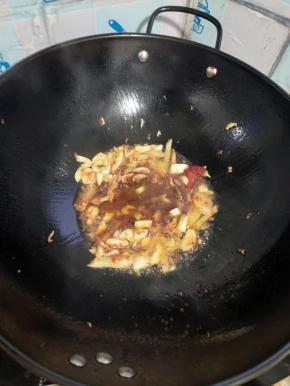 起锅烧油，放入花椒，生姜，蒜瓣，干辣椒爆香，再放入适量的郫县豆瓣酱炒出红油！