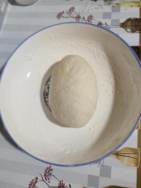 面粉中加入一勺盐，再放入适量的温水，揉成软硬适中的面团，醒10分钟左右！