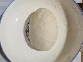 面粉中加入一勺盐，再放入适量的温水，揉成软硬适中的面团，醒10分钟左右！