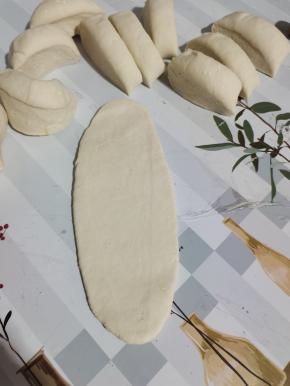 醒好的面团揉搓均匀，分成若干小剂子，再擀成长舌状的薄片！