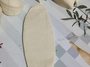 醒好的面团揉搓均匀，分成若干小剂子，再擀成长舌状的薄片！
