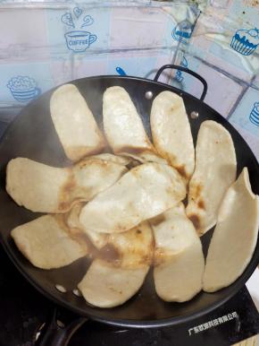 盖上盖子，继续中火焖煮25分钟左右！