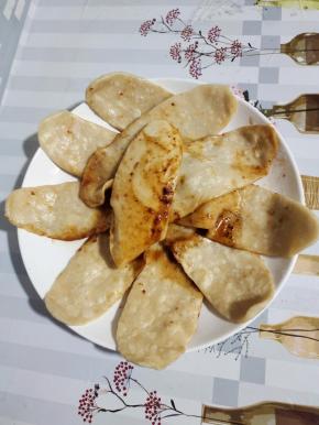 把熟了的锅贴取出来！（锅贴吸收了鸭肉的汤汁儿，味道好极了！）