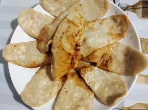 把熟了的锅贴取出来！（锅贴吸收了鸭肉的汤汁儿，味道好极了！）