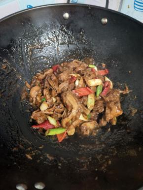 鸭肉中放入红辣椒和葱段翻炒均匀即可食用！