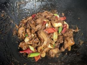 鸭肉中放入红辣椒和葱段翻炒均匀即可食用！