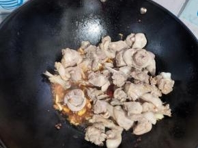 倒入鸭肉，继续翻炒入味儿！