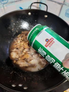 倒入一罐啤酒！