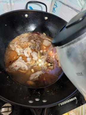 再放入适量的开水！（水一次性放够，多加一点儿！）