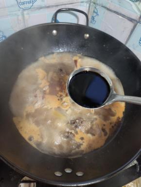 放入适量的生抽和老抽！