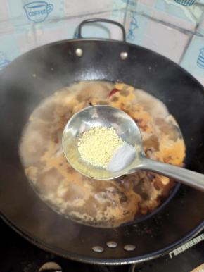 放入适量的盐和鸡精！