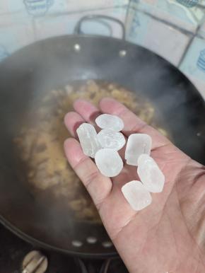 放入适量的冰糖！
