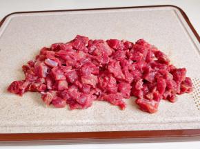 牛肉洗净切小块。