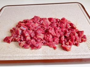 牛肉洗净切小块。