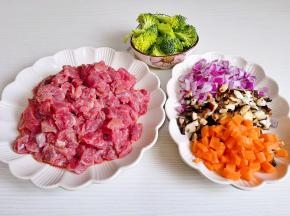牛肉洗净沥干水分，配菜洗净切丁，西兰花焯水。