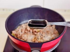 加入生抽，老抽。