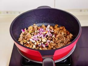 加入切好的洋葱丁，香菇丁翻炒。