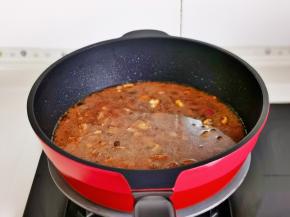 加水没过食材为佳，盖上盖子烧开小火炖40分钟。