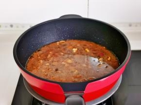 加水没过食材为佳，盖上盖子烧开小火炖40分钟。