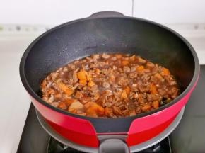 牛肉炖烂后按个人口味加盐调味，大火收汁即可关火。（留点汤汁拌饭更好吃）