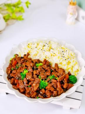 一盘有菜有饭还有肉。