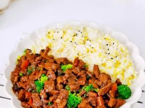 一盘有菜有饭还有肉。