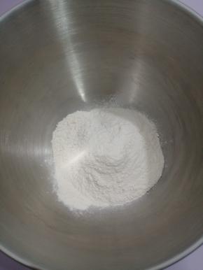 面粉放入揉面桶中