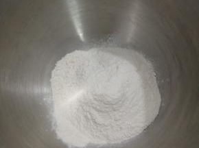 面粉放入揉面桶中