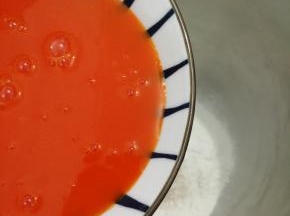 倒入胡萝卜汁