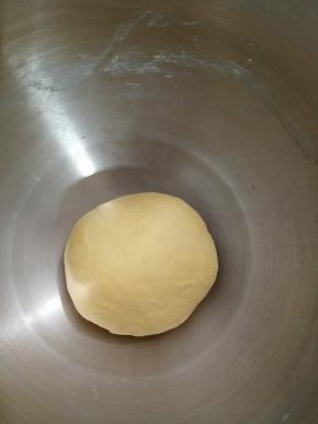 揉成光滑的面团，放在温暖处发酵