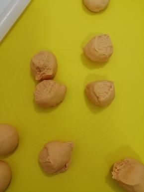 酵好的面团排气揉匀，分成均匀的剂子揉圆