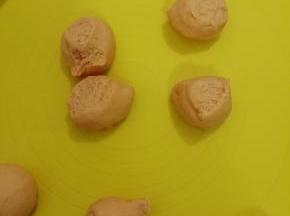 酵好的面团排气揉匀，分成均匀的剂子揉圆