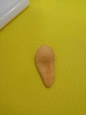 搓成水滴形状并且在纬度压扁