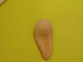 搓成水滴形状并且在纬度压扁