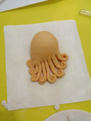 把爪子从下往上卷起来