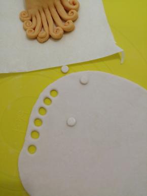 白色面团擀开，用吸管弄成一个小眼睛