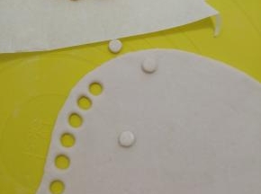 白色面团擀开，用吸管弄成一个小眼睛