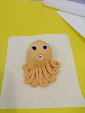 头部用白色面团安两个小眼睛，用黑豆安上眼珠，在嘴巴的位置放上一块白色面团并用筷子细的一头戳个洞
醒发20分钟，水开后上锅蒸15分钟，焖三分钟后出锅