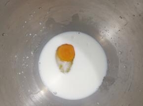 揉面桶中牛奶+鸡蛋