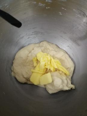 加入黄油继续揉，揉出薄薄的膜就可以了
