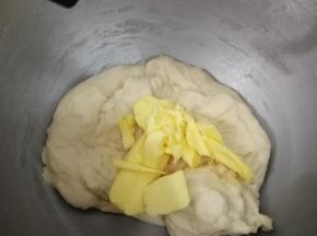 加入黄油继续揉，揉出薄薄的膜就可以了
