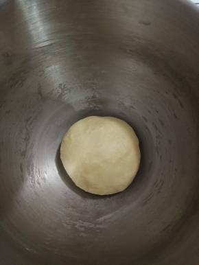 
取出盖上保鲜膜发酵至两倍大