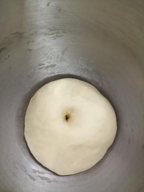 用手指戳一下，不回缩即发酵好