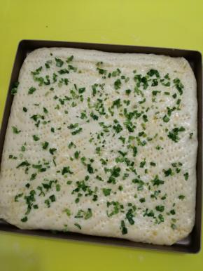 发酵好后，在表面涂上一层蛋液，撒上葱花